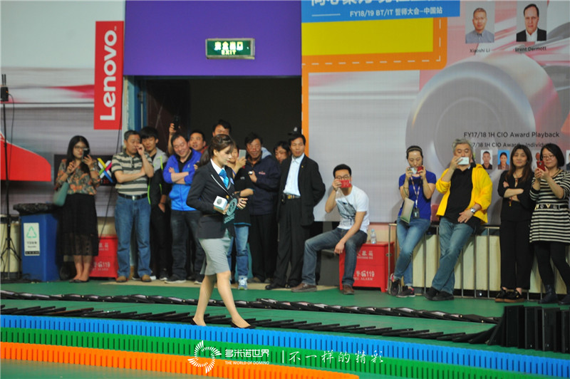 筆記本電腦多米諾世界紀(jì)錄01.jpg 筆記本電腦多米諾世界紀(jì)錄01.jpg