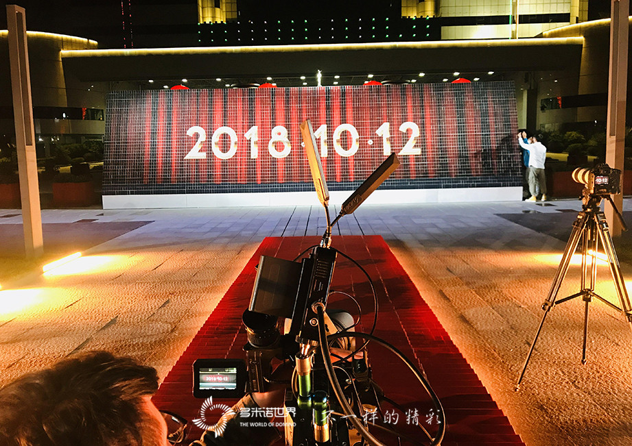 美侖美奐多米諾骨牌秀開場，金鷹女神華麗登場