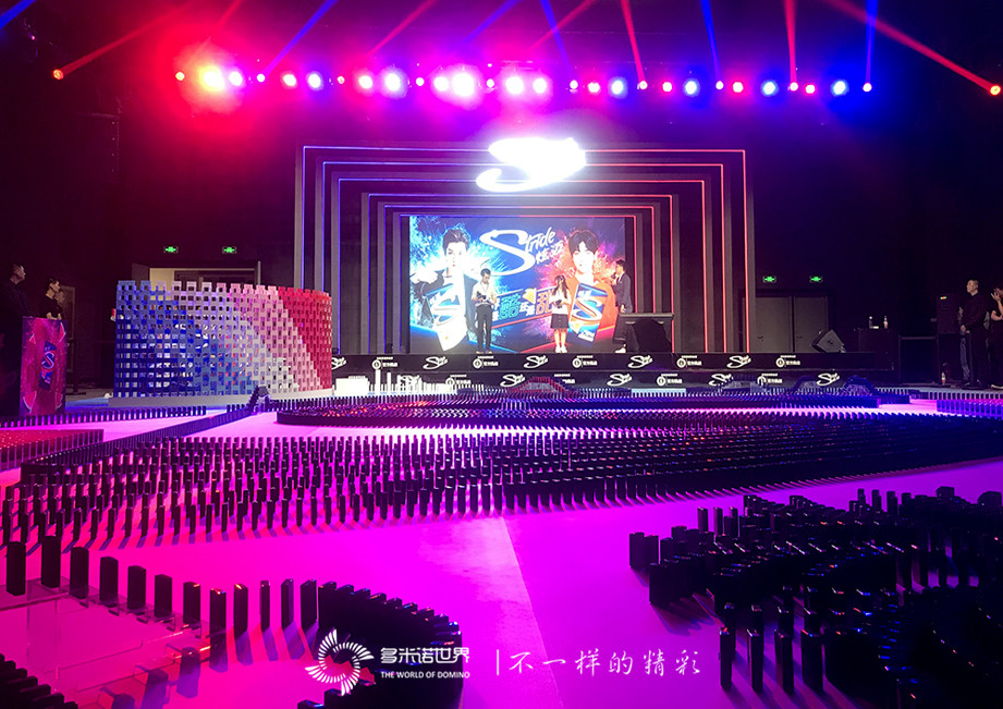 盒裝口香糖碼多米諾創(chuàng)吉尼斯世界紀(jì)錄